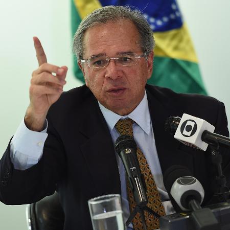 O ministro da Economia, Paulo Guedes, em entrevista em Washington, na qual citou o AI-5 como resposta ao chamado das ruas - Olivier Douliery/AFP