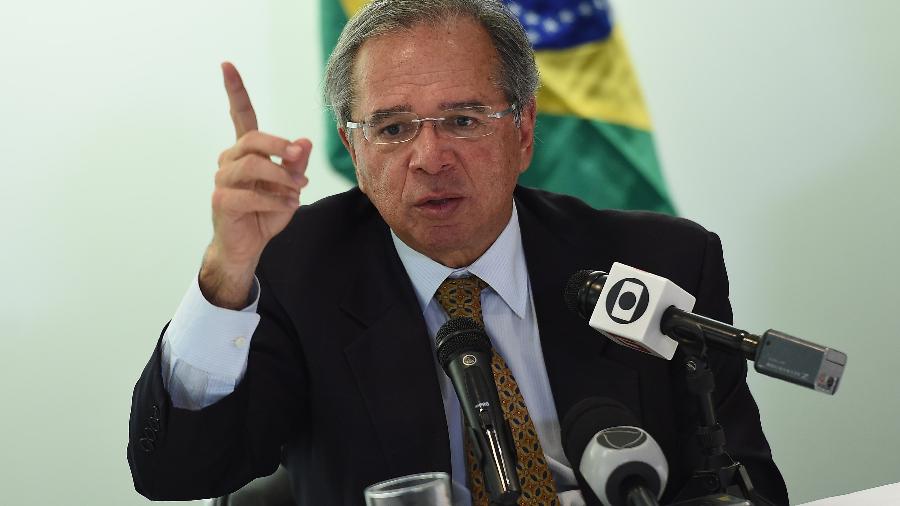 25.nov.2019 - Ministro da Economia, Paulo Guedes, durante entrevista na embaixada brasileira em Washington (EUA) - Olivier Douliery/AFP