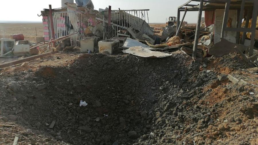 Buraco feito após a explosão de um foguete lançado por um avião militar norte-americano em Qaim, no Iraque - Reuters
