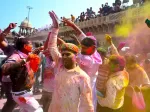 Indianos celebram o Holi, o festival da cor, apesar do coronavírus