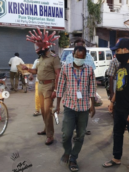 Policial usa capacete do coronavírus para orientar indianos que não cumprem isolamento contra o novo vírus - Art Kingdom/Instagram