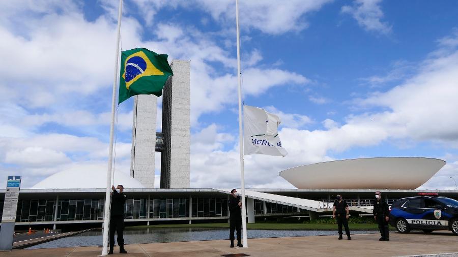 09/05/2020 - Bandeira do Brasil é colocada a meio mastro em frente ao Congresso Nacional - Roque Sá/Agência Senado