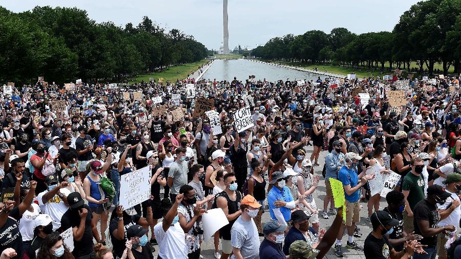 Manifestantes se reúnem no Lincoln Memorial em um ato pacífico contra a brutalidade policial e o racismo em Washington - OLIVIER DOULIERY/AFP