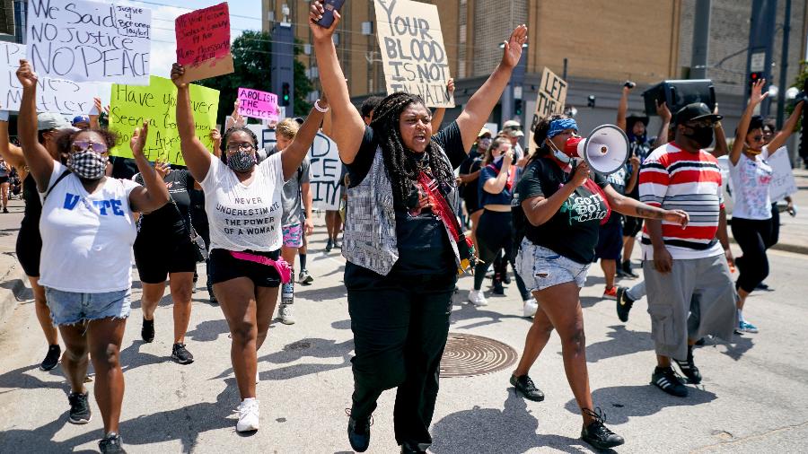 Pessoas protestam em Dallas, no Texas, contra o racismo e a violência policial após a morte de George Floyd - Getty Images