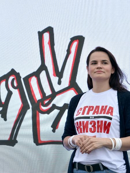 31.jul.2020 - Svetlana Tikhanóvskaya em campanha para a presidência em Minsk, em Belarus - 31.jul.2020 - Sergei Gabon/AFP