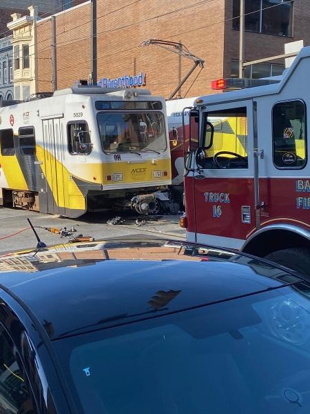 Acidente envolvendo um carro e dois trens em Baltimore, no estado de Maryland - Reprodução / Twitter