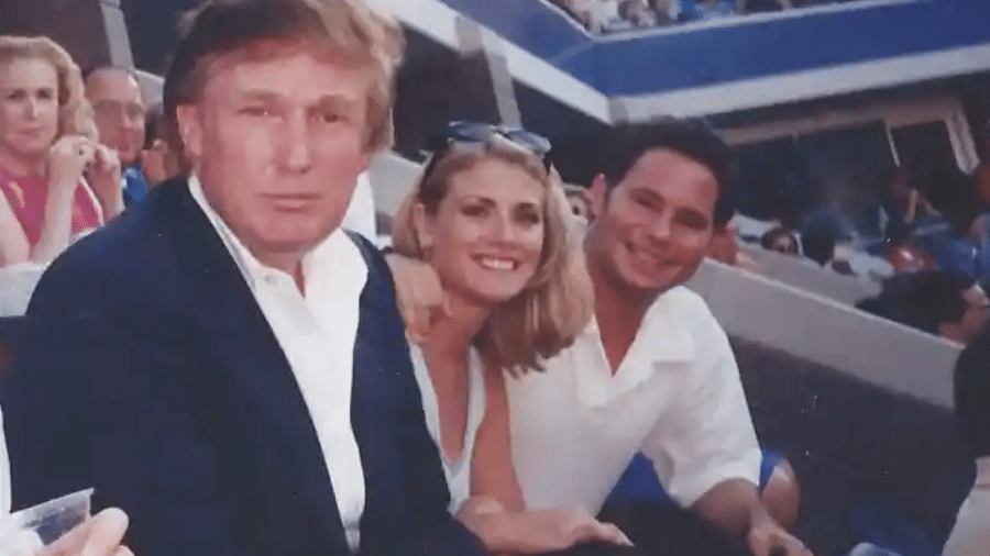 A ex-modelo Amy Dorris entre Donald Trump e o empresário Jason Binn, seu namorado na época, durante uma partida do US Open, torneio de tênis que aconteece em Nova York, em 1997 - Reprodução/The Guardian