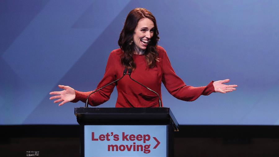 Jacinda Ardern comemora vitória na eleição da Nova Zelândia - MICHAEL BRADLEY / AFP