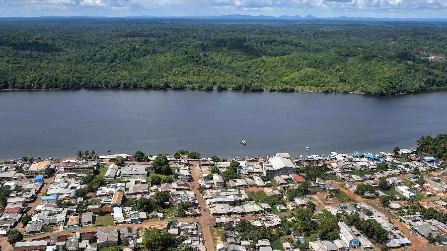 Vista aérea da cidade de Oiapoque, no Amapá. Cidade é uma das três não atingidas por apagão no estado, que tem 16 municípios - NELSON ALMEIDA / AFP