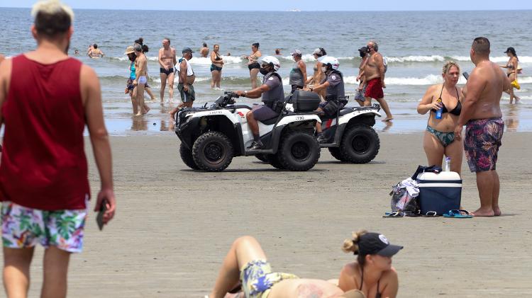 Brazil registered 563 deaths from covid-19 in 24 hours, but the pandemic did not keep the public away from the beach in Santos (SP) - Fernanda Luz / UOL - Fernanda Luz / UOL