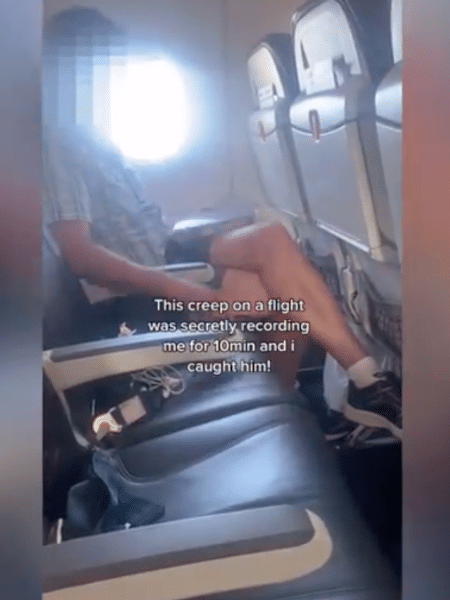 Homem é flagrado filmando mulher em avião - Reprodução/TikTok