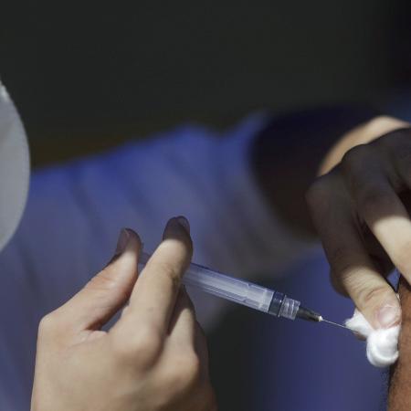 Aplicação de dose da vacina da AstraZeneca contra a covid-19 no RJ - RICARDO MORAES/REUTERS
