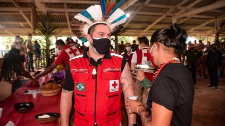Júlio Cals, presidente da Cruz Vermelha Brasileira, ganha pintura em evento indígena - André Benicio/ASCOM CVB - André Benicio/ASCOM CVB