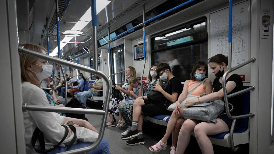 27.jun.2021 - Passageiros no metrô de Moscou em meio à pandemia; cidade, principal foco de contágios e mortes no país, contabilizou 121 mortes - Natalia Kolesnikova/AFP