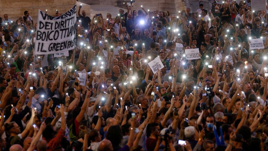 Uma multidão foi às ruas de Roma, Trento, Palermo, Milão, Turim, Bolonha, Pádua, entre outros municípios, simultaneamente com tochas e cartazes para pedir "liberdade" de uma "medida ditatorial" - GUGLIELMO MANGIAPANE/REUTERS
