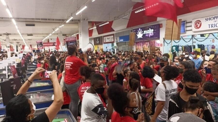 Protesto do MLB em uma loja do Extra em Belo Horizonte - Reprodução/Redes Sociais @mlb_mg