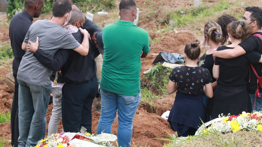 Vítimas do temporal que atingiu Petrópolis são enterradas neste sábado (19) - CELSO BARBOSA/CÓDIGO19/ESTADÃO CONTEÚDO