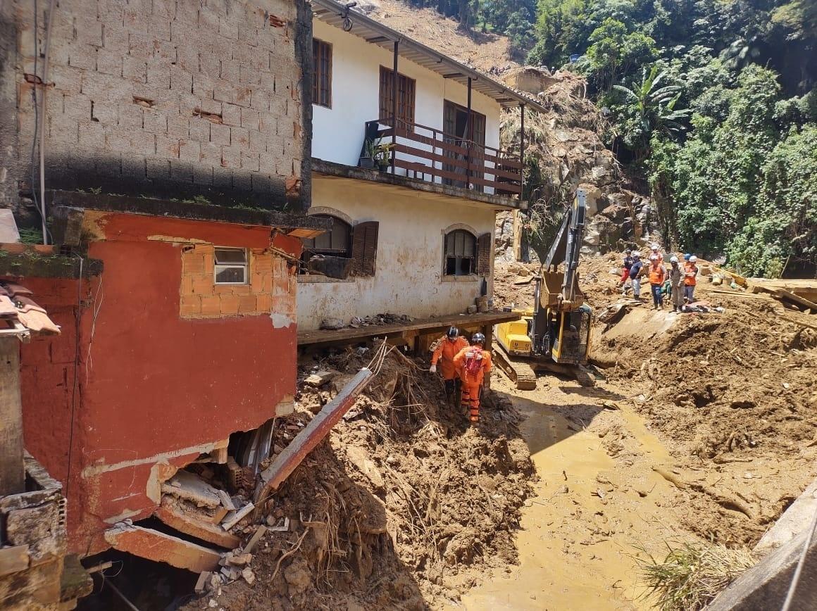 23.fev.2022 - Mais de 80 residências foram atingidas no Morro da Oficina - Igor Mello/UOL
