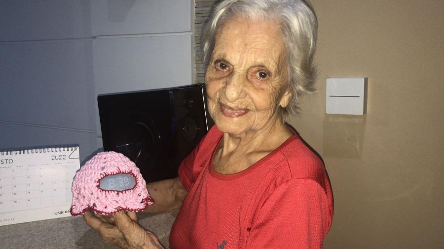 Maria Batista Oliveira, 77, é uma das pioneiras na febre de criar capinhas de crochê para a Alexa - Arquivo pessoal
