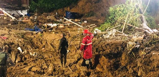 Equipes do Corpo de Bombeiros de Pernambuco trabalham após as fortes chuvas que atingiram a região metropolitana do Recife