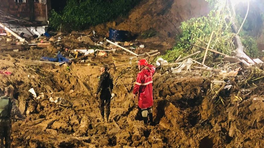 Corpo de Bombeiros de Pernambuco trabalha após as fortes chuvas que atingiram a região metropolitana do Recife, na noite de domingo (29) - Corpo de Bombeiros PE/Divulgação