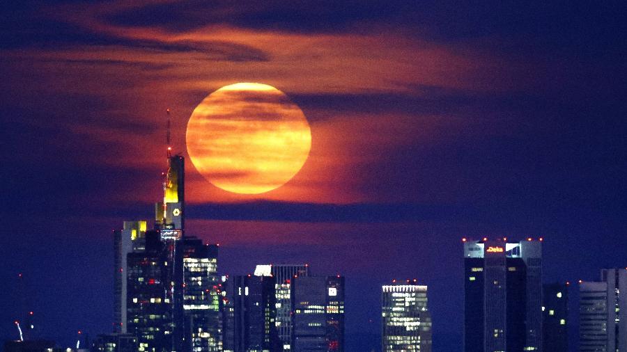 Superlua é avistada em Frankfurt, na Alemanha - Kai Pfaffenbach/Reuters