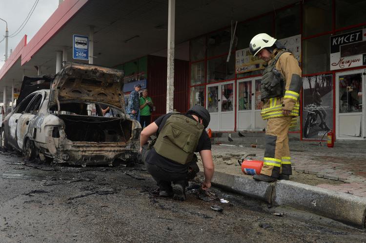 Jul 21.22 - A police inspector works at the scene of a Russian military attack in Kharkiv, Ukraine - STRINGER/REUTERS - STRINGER/REUTERS