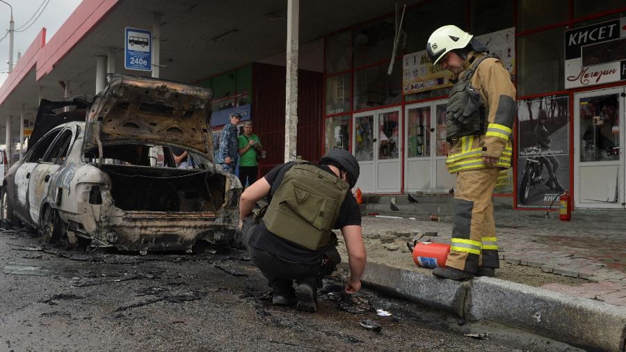 21.jul.22 - Um investigador da polícia trabalha no local de um ataque militar russo em Kharkiv, na Ucrânia - STRINGER/REUTERS