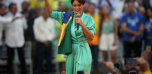 Michelle Bolsonaro confunde funeral da rainha com desfile de moda