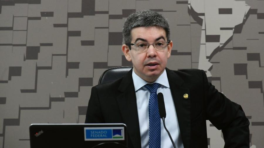 Randolfe Rodrigues (Rede-AP) tomou o celular das mãos de um yutuber durente confusão em Brasília  - Geraldo Magela/Agência Senado