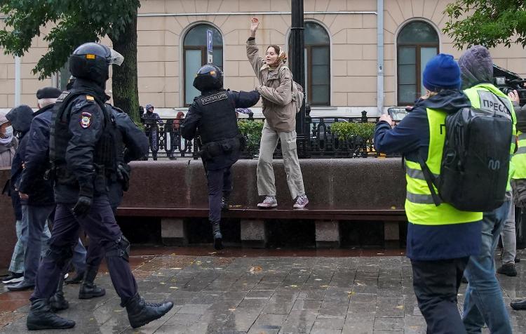 September 24, 22 - Russian police detain a person during a demonstration in Moscow, Russia, after opposition activists call for street protests against the mobilization of reservists ordered by President Vladimir Putin - Reuters PHOTOGRAPHER/REUTERS - REUTERS PHOTOGRAPHER/REUTERS