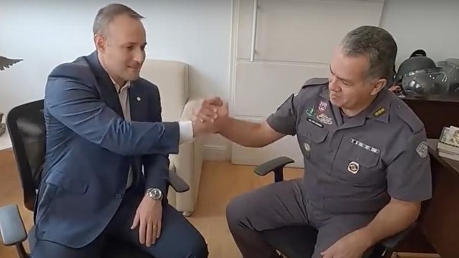 Coronel Cássio Araújo de Freitas foi entrevistado pelo capitão Derrite em canal do YouTube - Reprodução