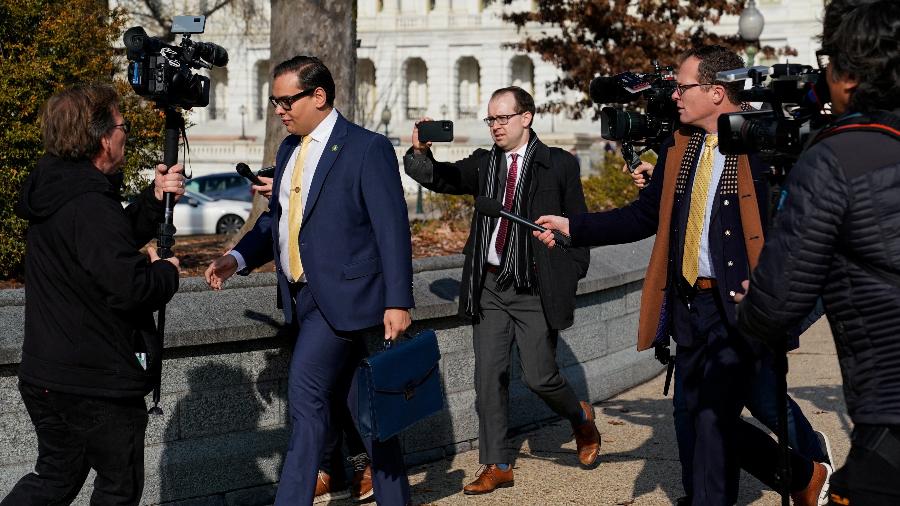 12.jan.2023 - O deputado republicano George Santos deixa o Capitólio dos EUA após votação em Washington, EUA - Elizabeth Frantz /Reuters