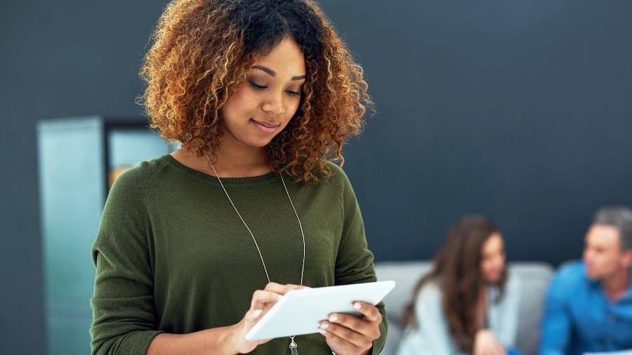 iPad pode substituir notebook e celular e ainda tem o atrativo de ser leve e fino, facilitando sua portabilidade - iStock