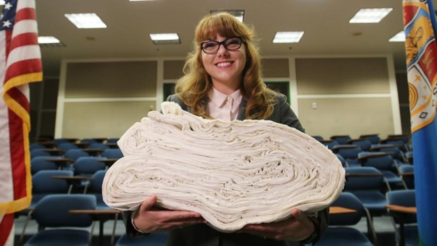 Britney Gallivan detém o recorde de mais dobras de folha de papel - Divulgação/Guinnes World Records