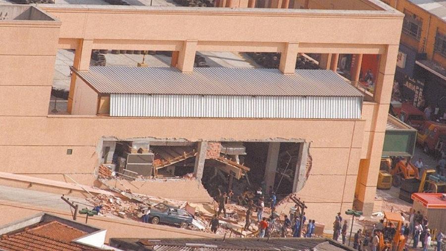 Vista aérea do Osasco Plaza Shopping depois da explosão em 1996, na véspera do dia dos namorados; 2 mil pessoas estavam no local - 11.jun.1996 - Evelson de Freitas/Folhapress