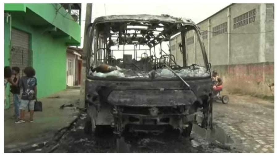 Micro-ônibus foi incendiado em Parnamirim na terça-feira (14), após madrugada de ataques no Rio Grande do Nortre - TV Ponta Negra/Reprodução de vídeo
