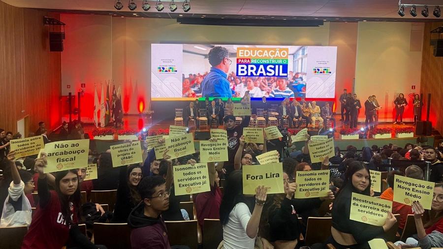 Estudantes protestam em evento com Lula na Universidade Federal do ABC - Fabíola Perez/UOL