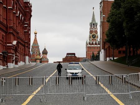 Policial na Praça Vermelha fechada, em Moscou, na Rússia - 24.jun.2023 - Maxim Shemetov/Reuters