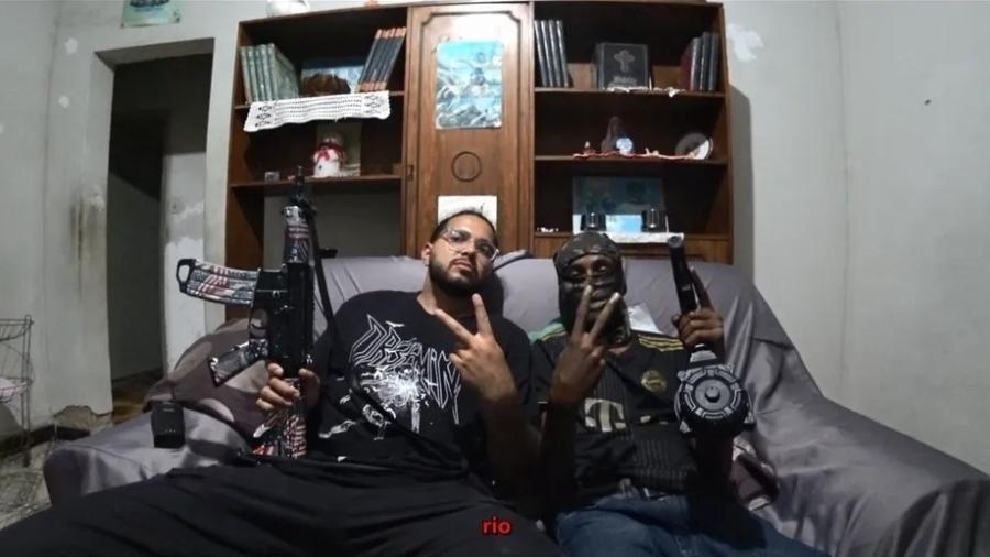 O youtuber libanês, conhecido como Arab, ao lado de um suposto traficante em uma favela no Rio
