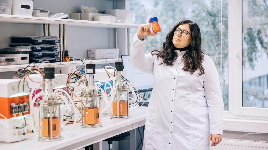 Nemailla Bonturi, doutora brasileira em engenharia química, fundou na Estônia a Äio, uma startup que transforma resíduos de atividades agroindustriais em óleos e gorduras comestíveis