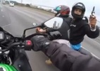 Motociclista grava o próprio assalto em alta velocidade: 