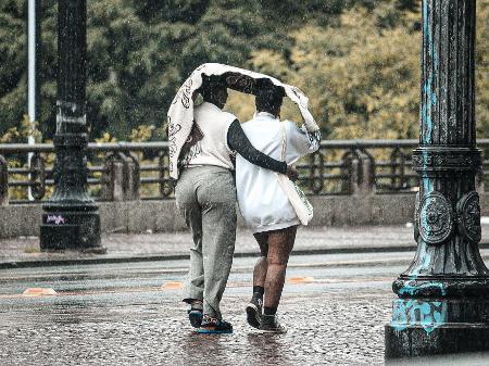 Pedestres se protegem da chuva na região do Vale do Anhangabaú, centro de São Paulo - Gabriel Silva/Ato Press/Estadão Conteúdo