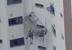 Trabalhador fica pendurado a 20 metros após cabo de andaime romper em SP - Reprodução/TV Record