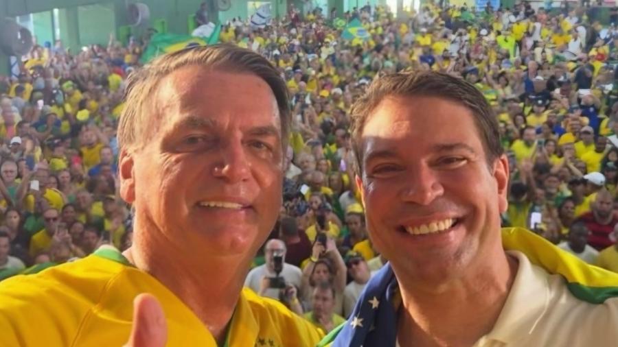 Ramagem em foto com Bolsonaro e bandeira do Brasil no ombro