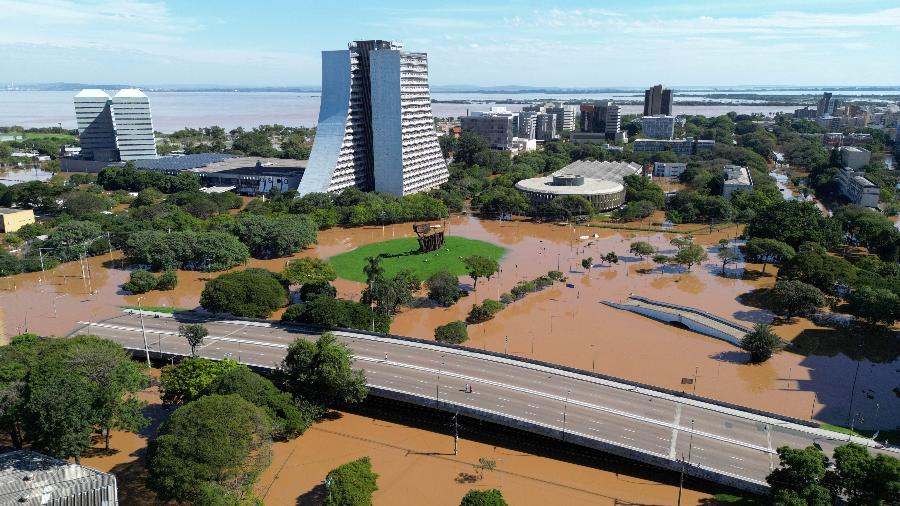 Vista aérea do centro de Porto Alegre inundado pelas chuvas 07/05/2024