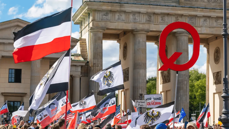 Membros do movimento Reichsbürger e adeptos da teoria QAnon exibem antigas bandeiras imperiais durante um protesto contra medidas anticovid em 2020