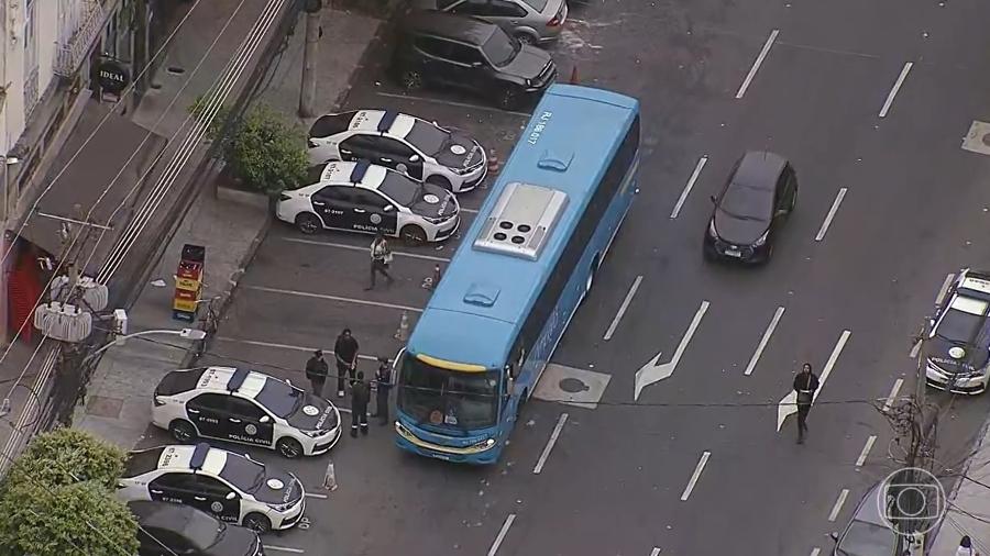 Ônibus foi levado até o Complexo da Maré, segundo testemunhas; polícia afirmou que tenta identificar autores do crime - TV Globo/Reprodução