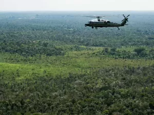 Helicóptero que Biden trouxe ao Brasil tem sistema antimíssil e armadura