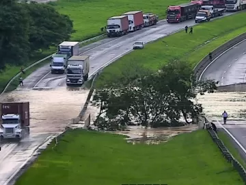 SP: Tomada por água após rio transbordar, rodovia Dom Pedro I é bloqueada